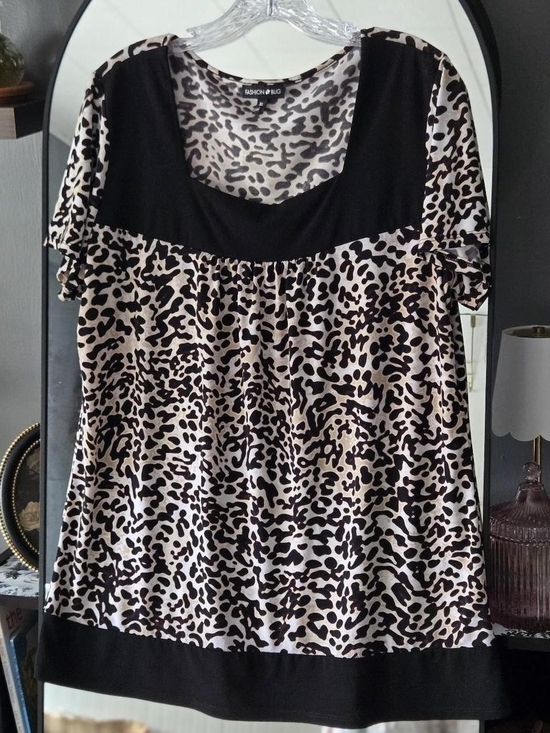Fashion Bug Tops - Fashion Bug Black & Cream Leopard-Print Short Sleeve Tunic